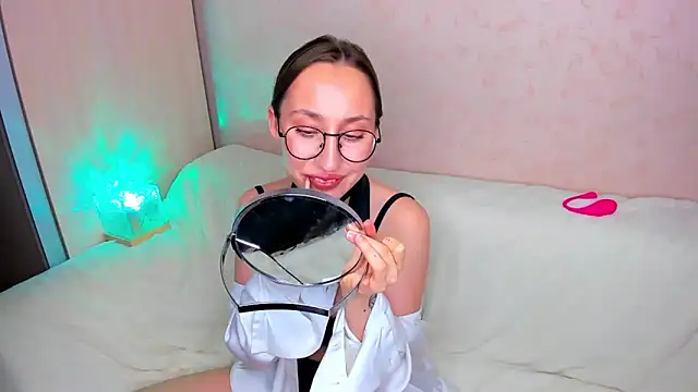 Snapshot of MelodyOfLovee chatting on November 20, 2025, 6:08 pm MelodyOfLovee online show from November 20, 2025, 6:08 pm