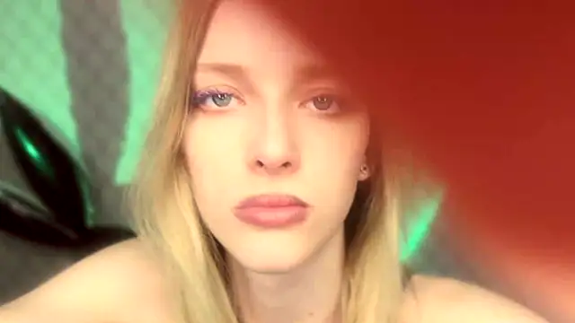 Snapshot of Evvie_Summn1 chatting on December 21, 2025, 7:10 am Evvie Summn1 online show from December 21, 2025, 7:10 am