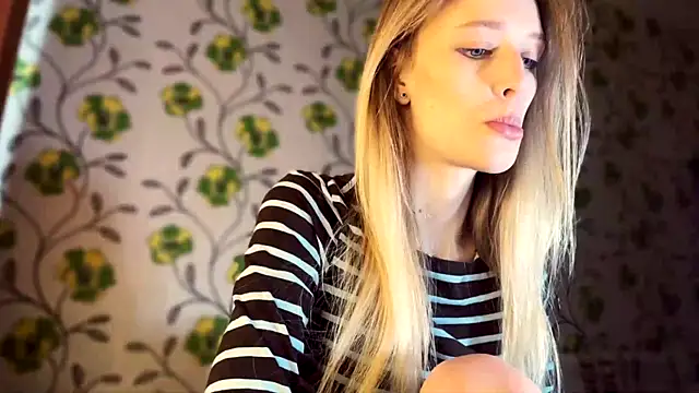 Snapshot of Evvie_Summn1 chatting on March 3, 2026, 5:25 am Evvie Summn1 online show from March 3, 2026, 5:25 am