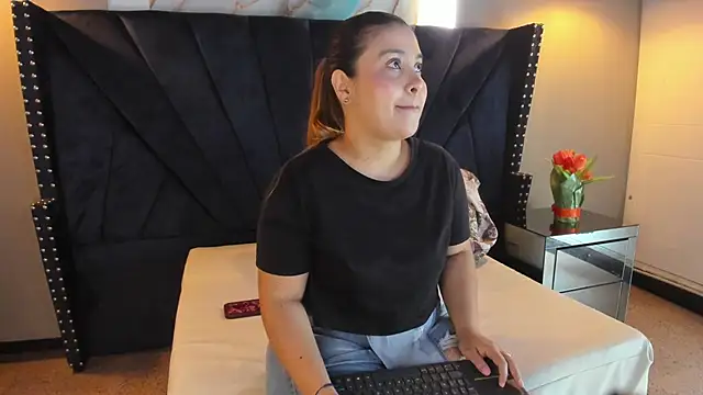 Snapshot of MAHIASMITH13 chatting on November 14, 2025, 1:15 pm MAHIASMITH13 online show from November 14, 2025, 1:15 pm