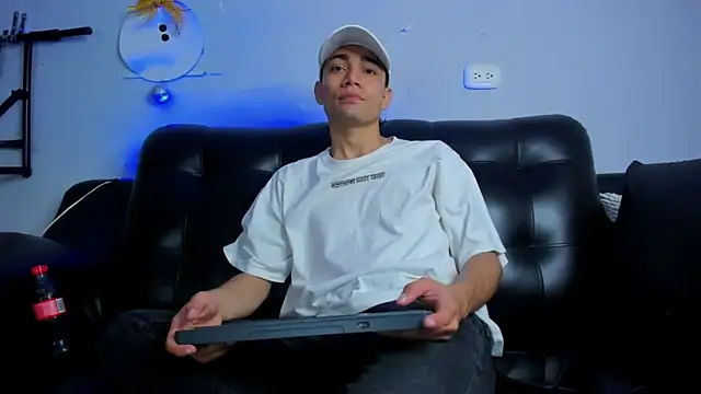 Snapshot of Boysweet_boys chatting on December 10, 2024, 8:27 pm Boysweet boys online show from December 10, 2024, 8:27 pm