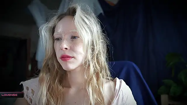 Snapshot of _Phantom_thread_ chatting on September 16, 2025, 9:21 am Phantom thread online show from September 16, 2025, 9:21 am