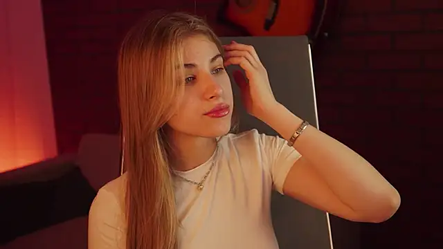 Snapshot of EllieCutes chatting on March 15, 2025, 5:52 am EllieCutes online show from March 15, 2025, 5:52 am