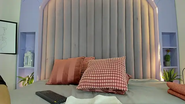 StefanyWilliams  online show from October 28, 2025, 2:34 am