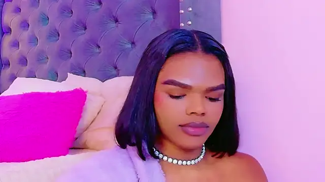 CamiEstrada online show from November 28, 2025, 10:48 am