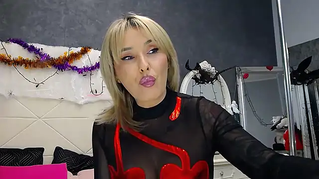 Snapshot of IssaSmith chatting on November 12, 2025, 7:23 am IssaSmith online show from November 12, 2025, 7:23 am