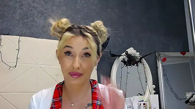 Snapshot of IssaSmith chatting on November 19, 2025, 7:41 am IssaSmith online show from November 19, 2025, 7:41 am