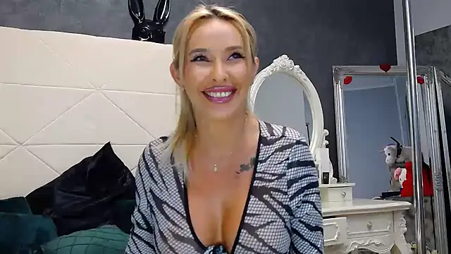 Snapshot of IssaSmith chatting on September 17, 2025, 8:05 am IssaSmith online show from September 17, 2025, 8:05 am