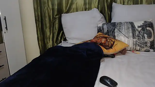 Snapshot of Foxybrownxx1 chatting on October 27, 2025, 1:39 am Foxybrownxx1 online show from October 27, 2025, 1:39 am