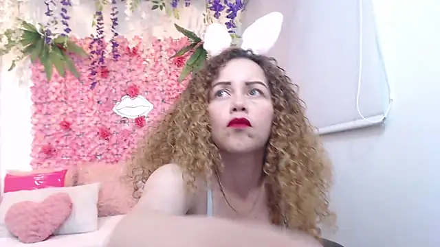 BLONDE SEXYHOT online show from October 3, 2025, 5:31 am