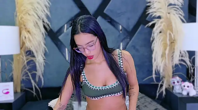 KylieWhite online show from March 18, 2025, 4:06 pm