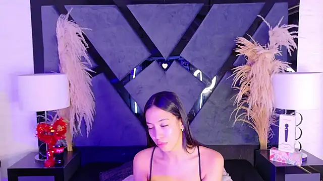 KylieWhite online show from September 17, 2025, 12:18 pm