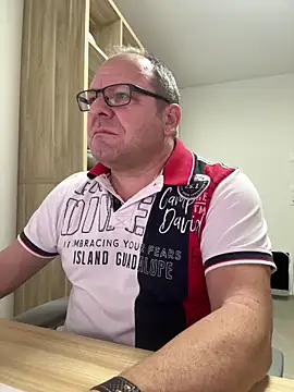 Snapshot of coupleLatinaLovers chatting on December 5, 2025, 6:23 am coupleLatinaLovers online show from December 5, 2025, 6:23 am