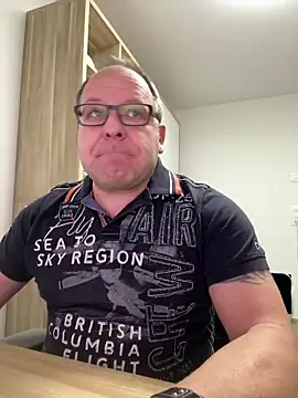 Snapshot of coupleLatinaLovers chatting on December 15, 2025, 5:46 am coupleLatinaLovers online show from December 15, 2025, 5:46 am