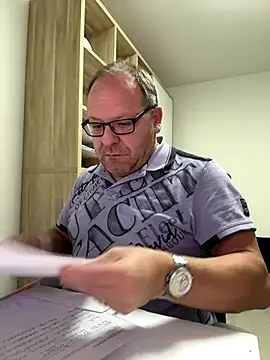 Snapshot of coupleLatinaLovers chatting on November 12, 2025, 6:17 am coupleLatinaLovers online show from November 12, 2025, 6:17 am