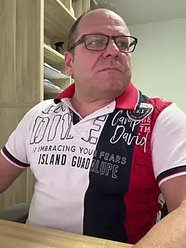 Snapshot of coupleLatinaLovers chatting on December 4, 2025, 6:56 am coupleLatinaLovers online show from December 4, 2025, 6:56 am