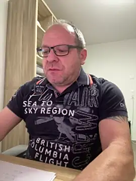 Snapshot of coupleLatinaLovers chatting on November 26, 2025, 6:24 am coupleLatinaLovers online show from November 26, 2025, 6:24 am