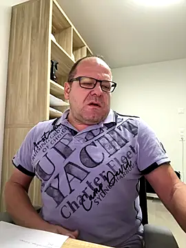 Snapshot of coupleLatinaLovers chatting on October 22, 2025, 4:56 am coupleLatinaLovers online show from October 22, 2025, 4:56 am