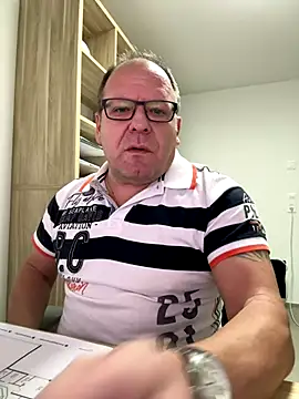 Snapshot of coupleLatinaLovers chatting on November 13, 2025, 6:17 am coupleLatinaLovers online show from November 13, 2025, 6:17 am