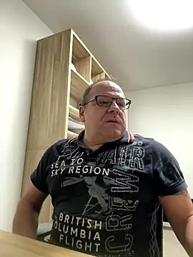 Snapshot of coupleLatinaLovers chatting on November 10, 2025, 6:18 am coupleLatinaLovers online show from November 10, 2025, 6:18 am