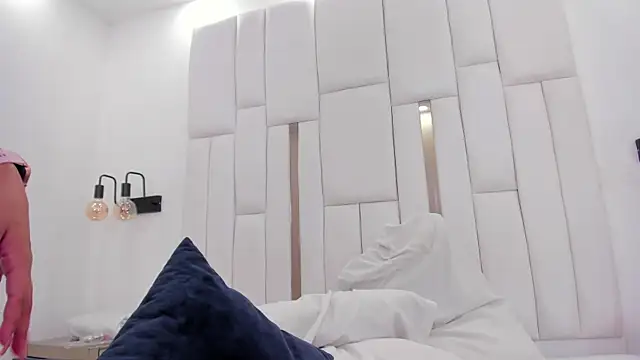 chloe zulay online show from March 1, 2026, 2:11 am