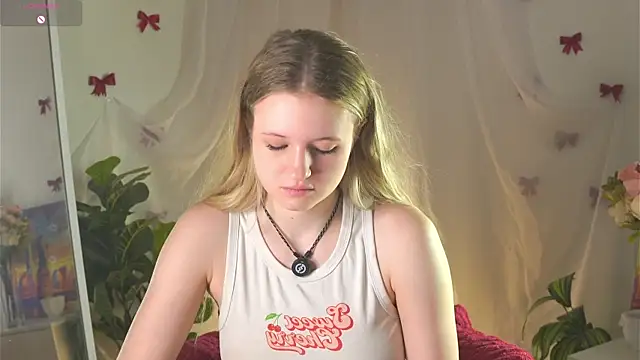 MaydaFoulk online show from May 27, 2026, 1:26 am
