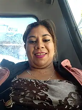 Snapshot of Laura-Hernandez chatting on November 11, 2025, 3:18 pm Laura-Hernandez online show from November 11, 2025, 3:18 pm