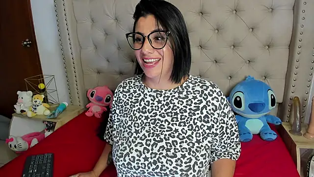 Snapshot of AngeleRoux chatting on March 21, 2025, 4:28 am AngeleRoux online show from March 21, 2025, 4:28 am