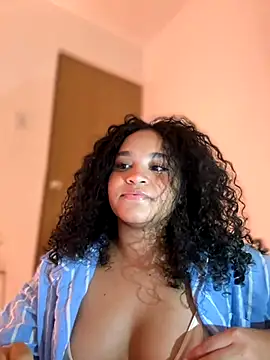 Snapshot of Lucy_wilson5 chatting on October 26, 2025, 2:23 am Lucy wilson5 online show from October 26, 2025, 2:23 am