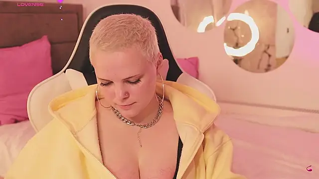 LikaBerry1 online show from February 25, 2026, 12:38 pm