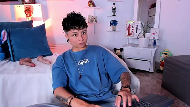 ZuryRamirez  online show from December 19, 2025, 8:33 pm
