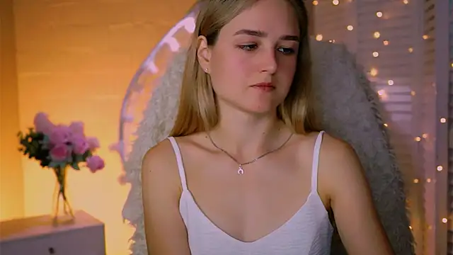 DeboraLarson online show from September 14, 2025, 3:40 am