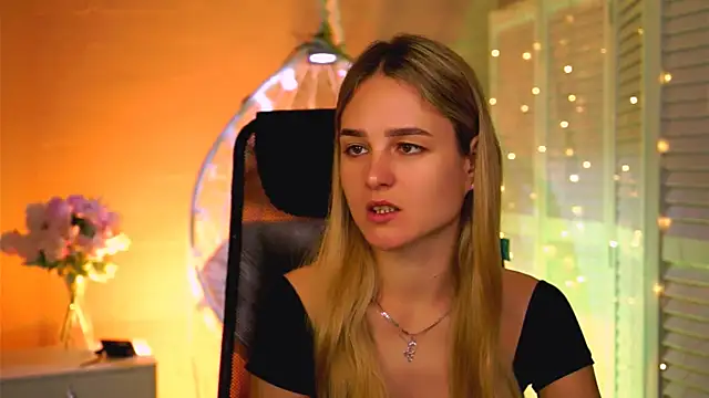 DeboraLarson online show from April 25, 2026, 3:09 am