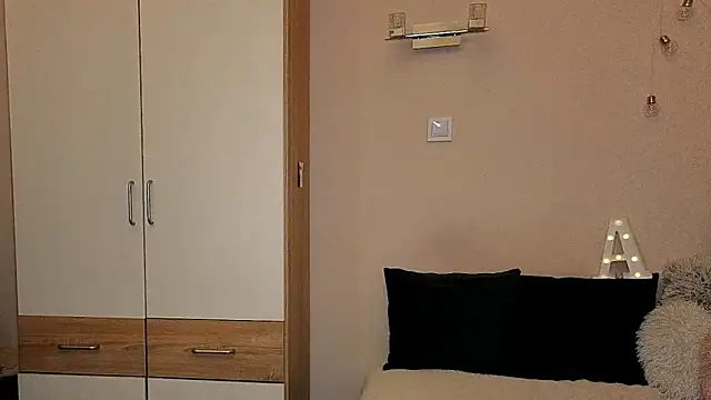 Snapshot of Hidden_Gem_ chatting on November 18, 2025, 5:49 pm Hidden Gem online show from November 18, 2025, 5:49 pm