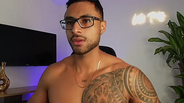 Snapshot of LiamGarcia1 chatting on December 22, 2025, 2:17 pm LiamGarcia1 online show from December 22, 2025, 2:17 pm