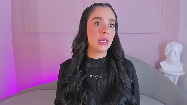 victoria milann online show from December 5, 2025, 8:06 pm