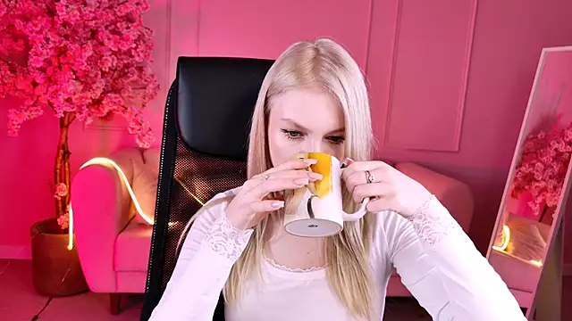 Snapshot of GraceGlamour chatting on November 12, 2025, 1:04 pm GraceGlamour online show from November 12, 2025, 1:04 pm