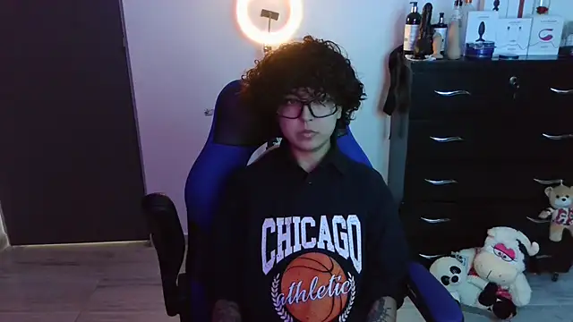 thomascooper7 online show from October 28, 2025, 6:29 pm