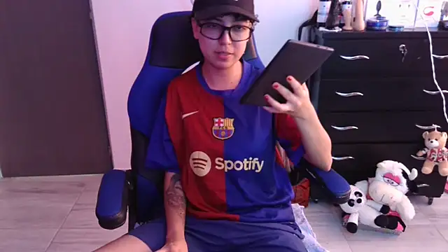 thomascooper7 online show from November 25, 2025, 5:57 pm