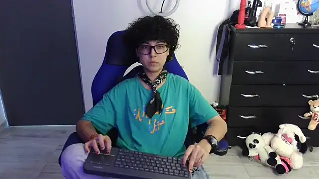 thomascooper7 online show from April 7, 2026, 6:43 pm