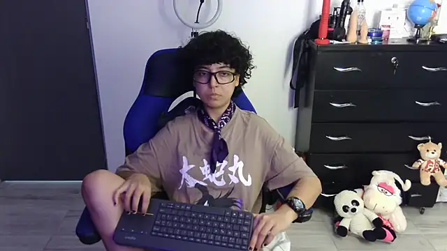 thomascooper7 online show from April 16, 2026, 9:39 pm