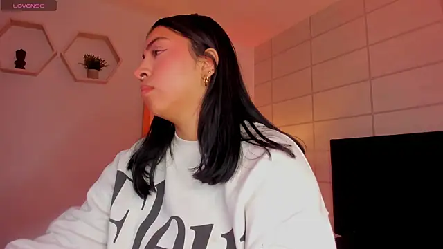 Snapshot of Christine_Laam chatting on December 18, 2025, 12:09 pm Christine Laam online show from December 18, 2025, 12:09 pm