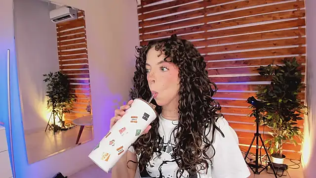 Sapphire Venuss online show from April 6, 2026, 2:18 am