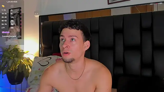 Snapshot of JadeSmiith_ chatting on November 25, 2025, 10:43 pm JadeSmiith online show from November 25, 2025, 10:43 pm