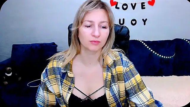 Snapshot of Incredible_Ariela chatting on October 20, 2025, 10:16 am Incredible Ariela online show from October 20, 2025, 10:16 am