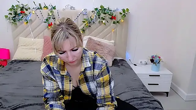 Snapshot of Incredible_Ariela chatting on November 21, 2025, 7:40 am Incredible Ariela online show from November 21, 2025, 7:40 am