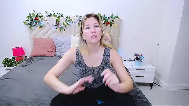 Snapshot of Incredible_Ariela chatting on October 22, 2025, 6:02 am Incredible Ariela online show from October 22, 2025, 6:02 am