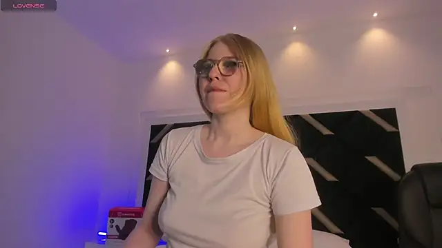 Snapshot of Alexa_Handler chatting on June 3, 2026, 8:35 pm Alexa Handler online show from June 3, 2026, 8:35 pm