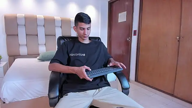 Aaron Scoot online show from April 11, 2026, 8:01 pm