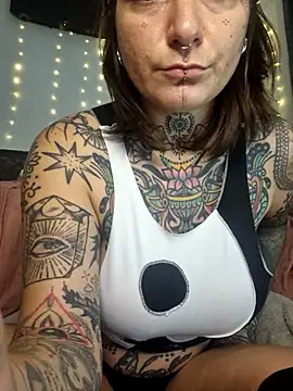 Snapshot of lizzardqueeen chatting on December 14, 2025, 11:54 pm lizzardqueeen online show from December 14, 2025, 11:54 pm